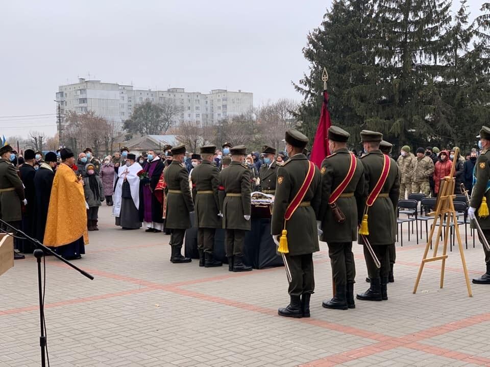 Провести в останню путь військовослужбовця прийшли друзі, рідні й побратими