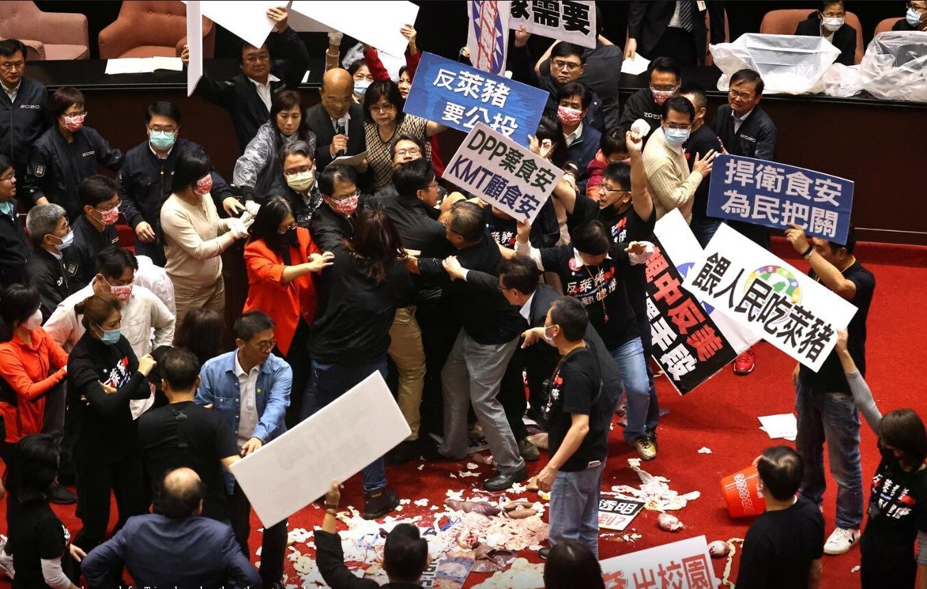 В Тайване депутаты забросали премьер-министра свиными внутренностями. Видео