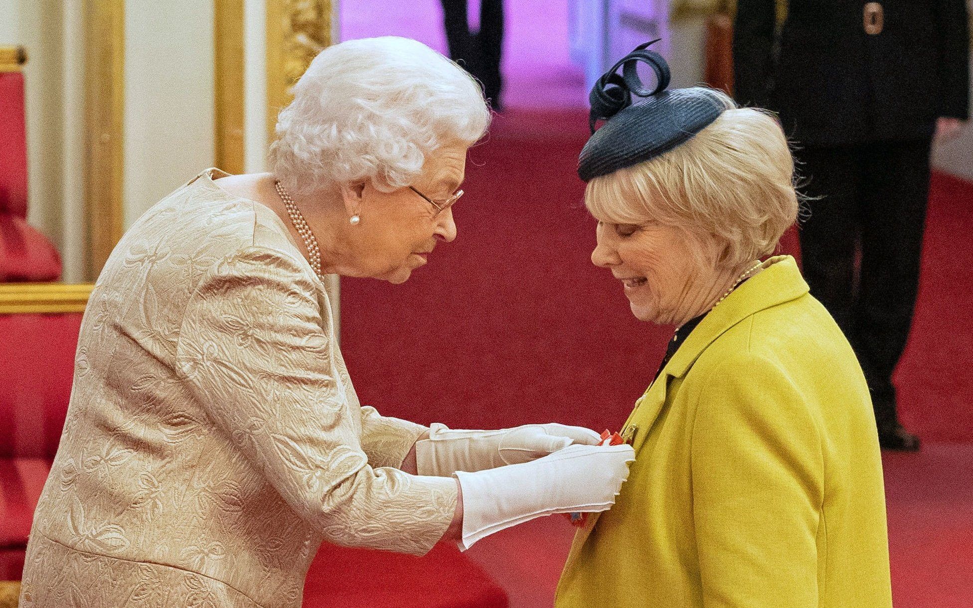 Для королеви Великобританії Єлизавети II виготовлять захисні рукавички від коронавірусу