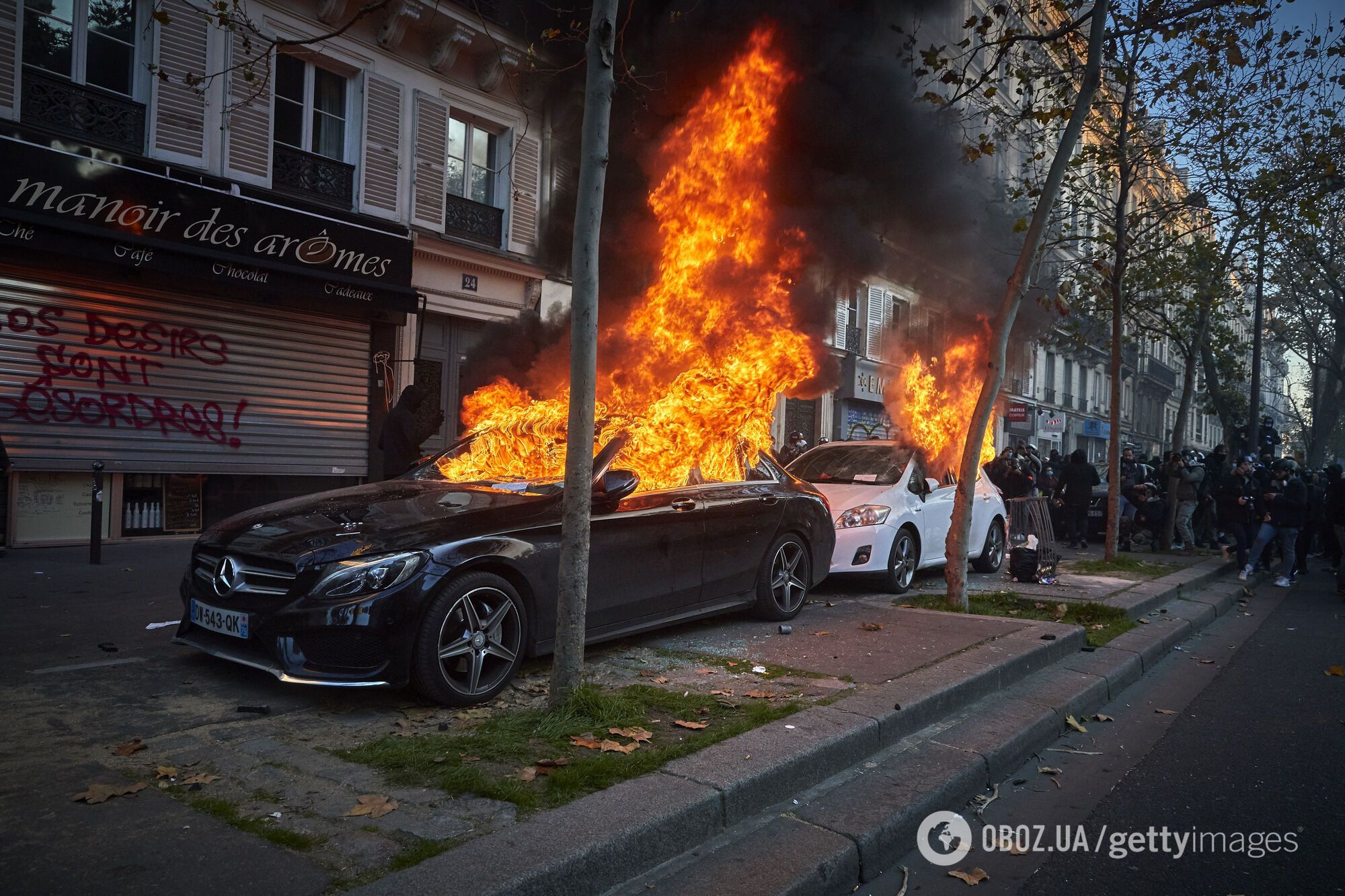 Во время демонстрации подожгли автомобили.