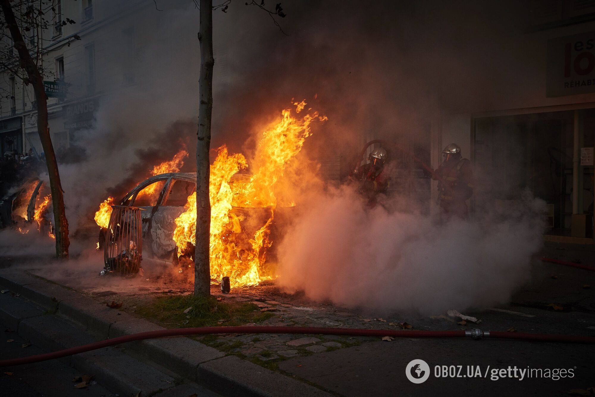 Во время протестов в Париже сожгли автомобили.