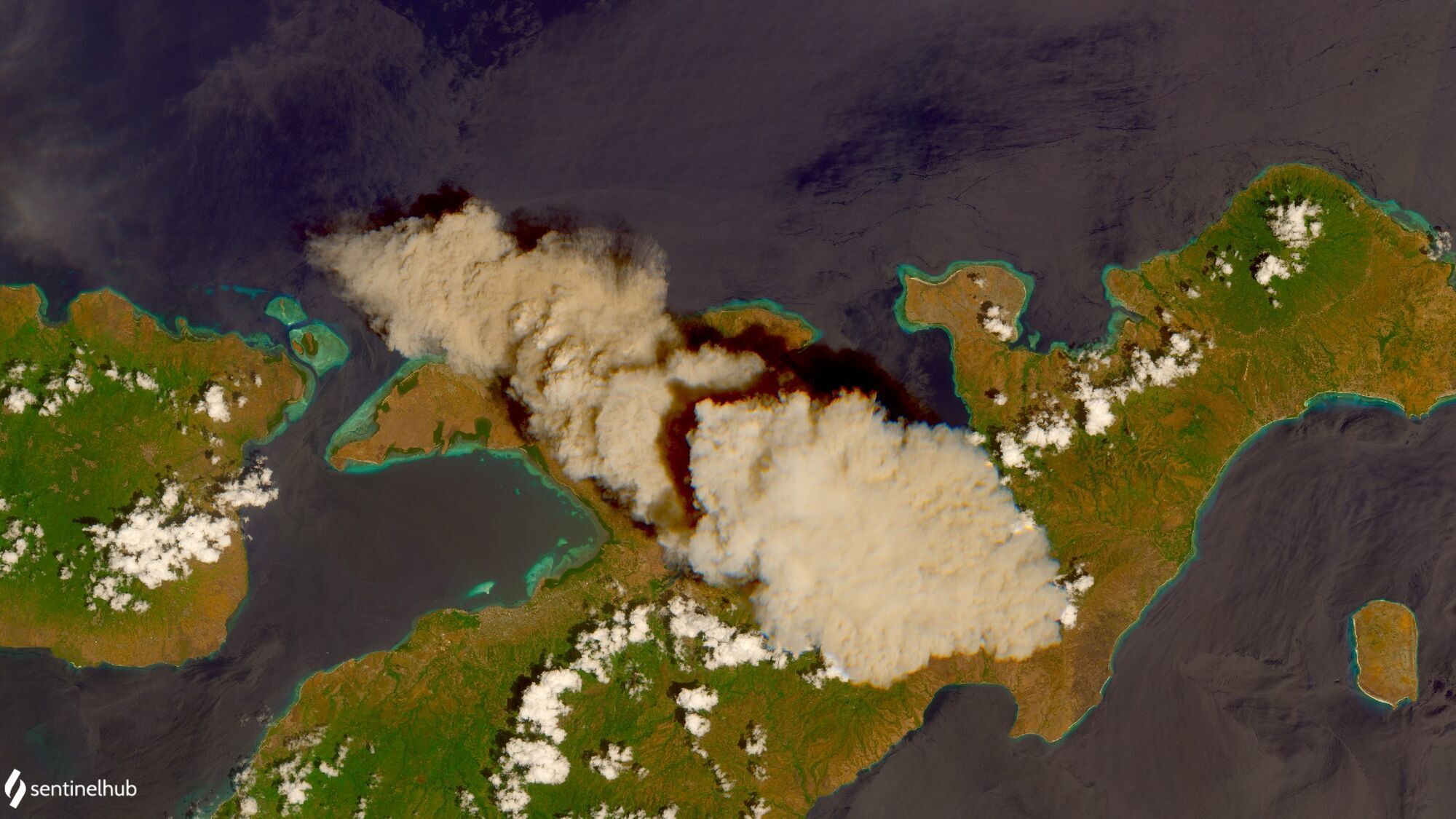 Вулкан выбросил столб пепла на высоту 4 километра