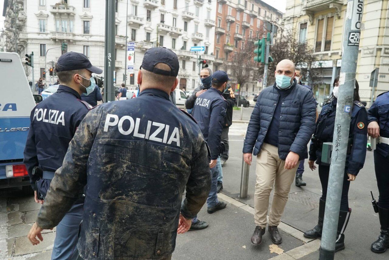 Форма полицейских запачкана грязью, потому что они пытались преследовать преступников в канализации