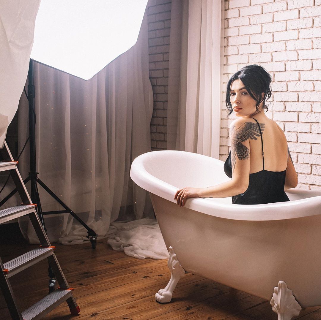 Анастасия Приходько показала фото в ванной в красивом пеньюаре