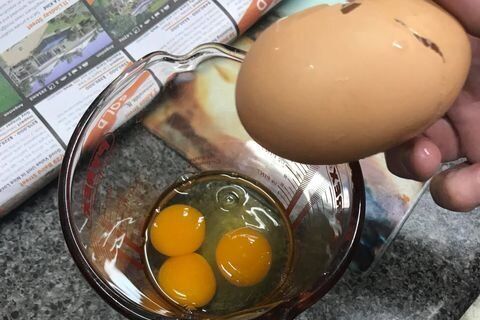 В огромном яйце оказалось три желтка.