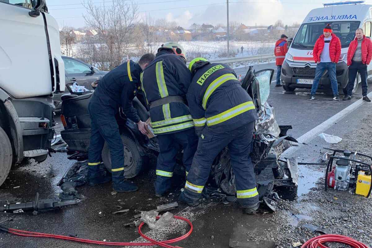 Погибших взрослых деблокировали из авто