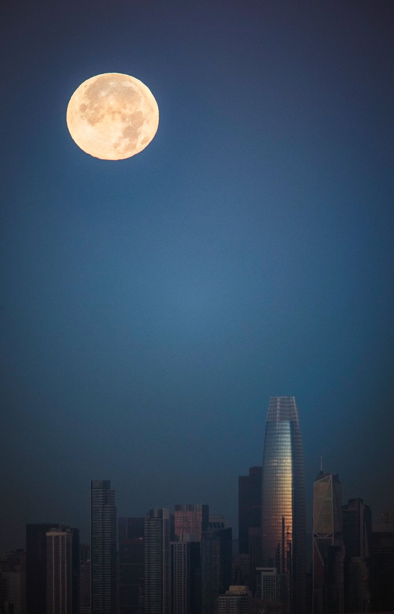 Луна над Сан-Франциско.