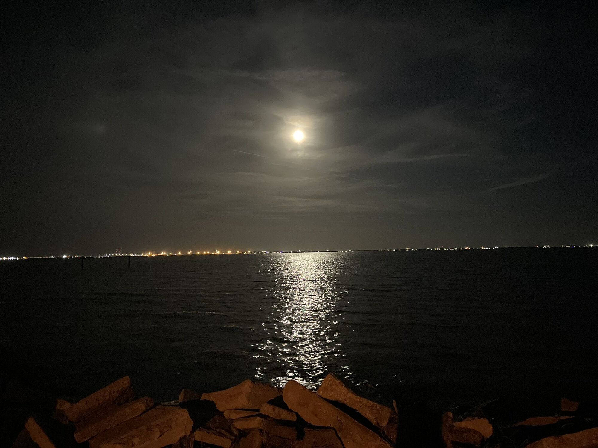 Луна над островом Мерритт, Флорида (США).