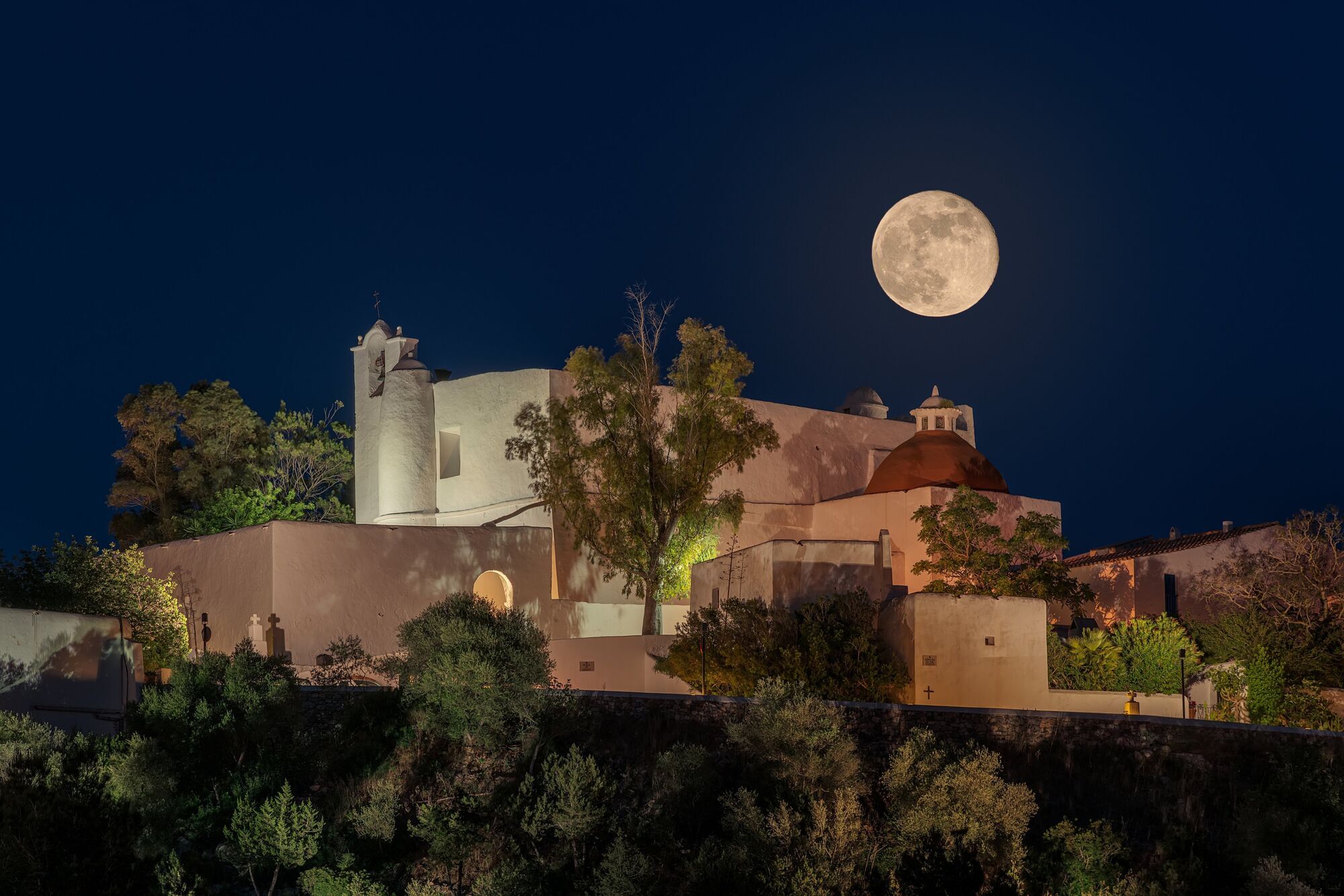 Повний місяць над Пуч-де-Мисан в Санта-Еулалія (Іспанія).