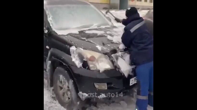 Очистка авто от льда при помощи молотка