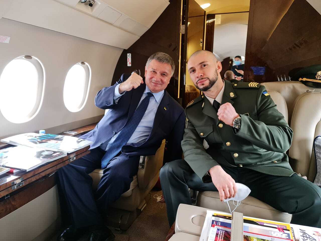 Аваков и Маркив в самолете во время возвращения нацгвардейца в Украину