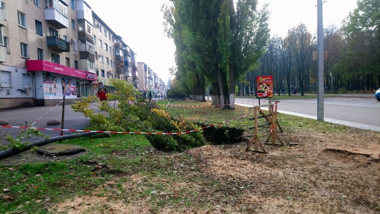 Комунальники відкачували стоки з колектора