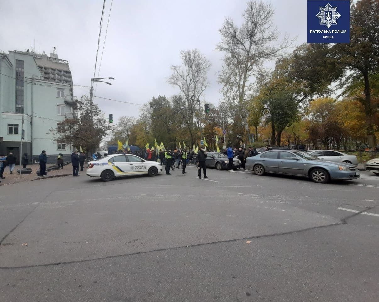 Митингующие перекрыли часть улицы Грушевского.