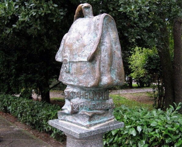 Пам'ятник портфелю Жванецького