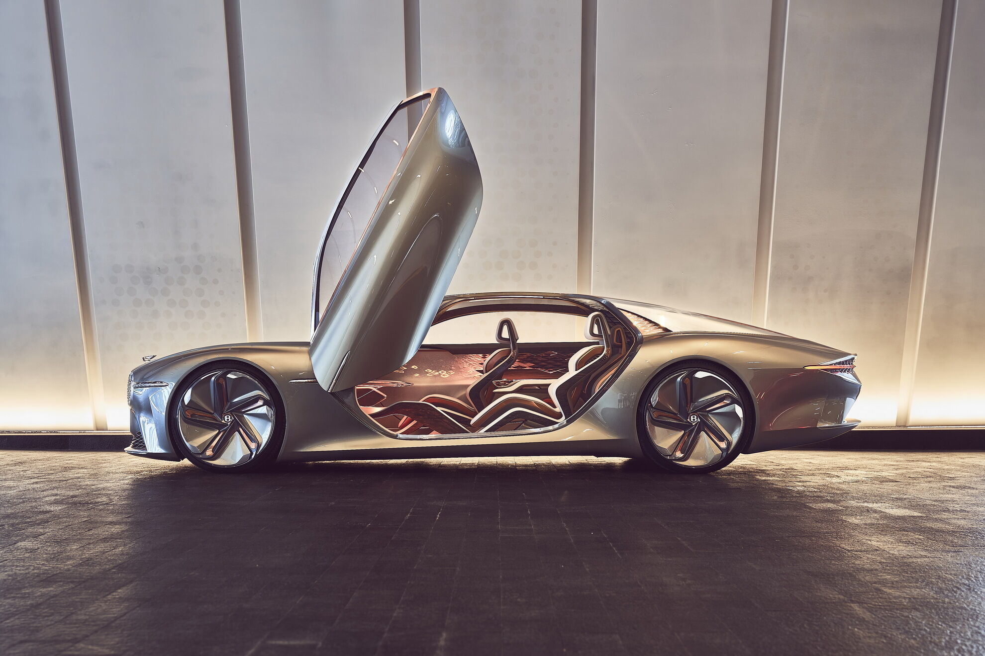Провісником електричних Bentley можна вважати футуристичний концепт EXP 100 GT