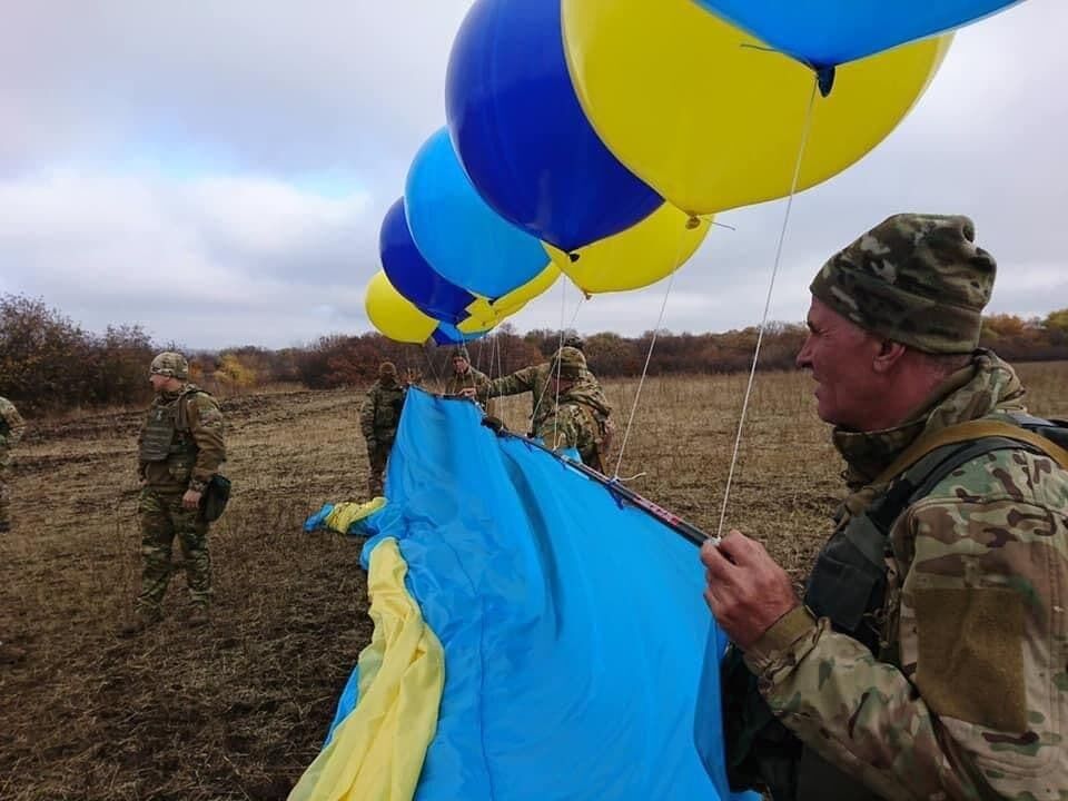 Національний стяг ЗСУ прикріпили до кульок