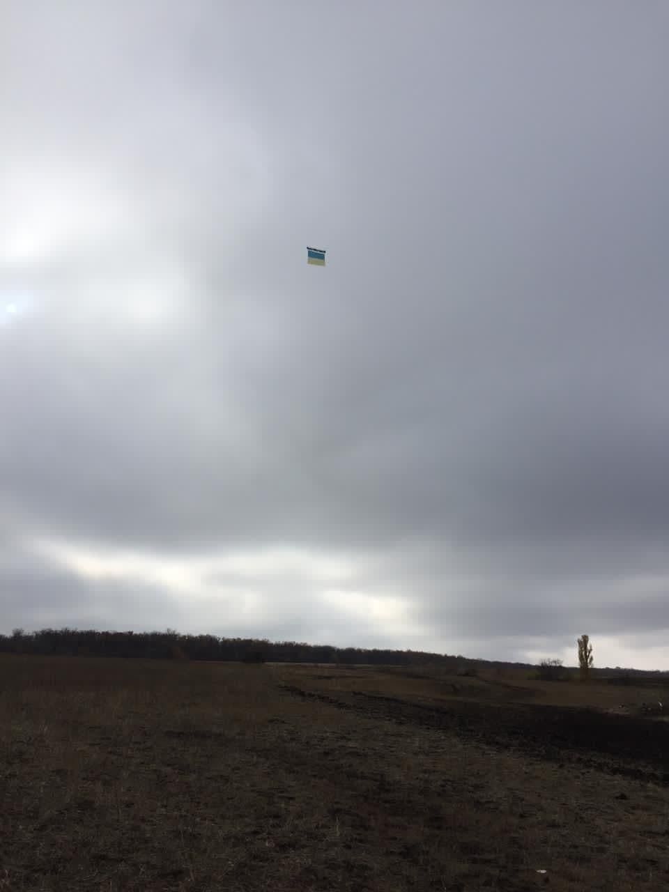 Флаг Украины поднялся в небе над Луганском.