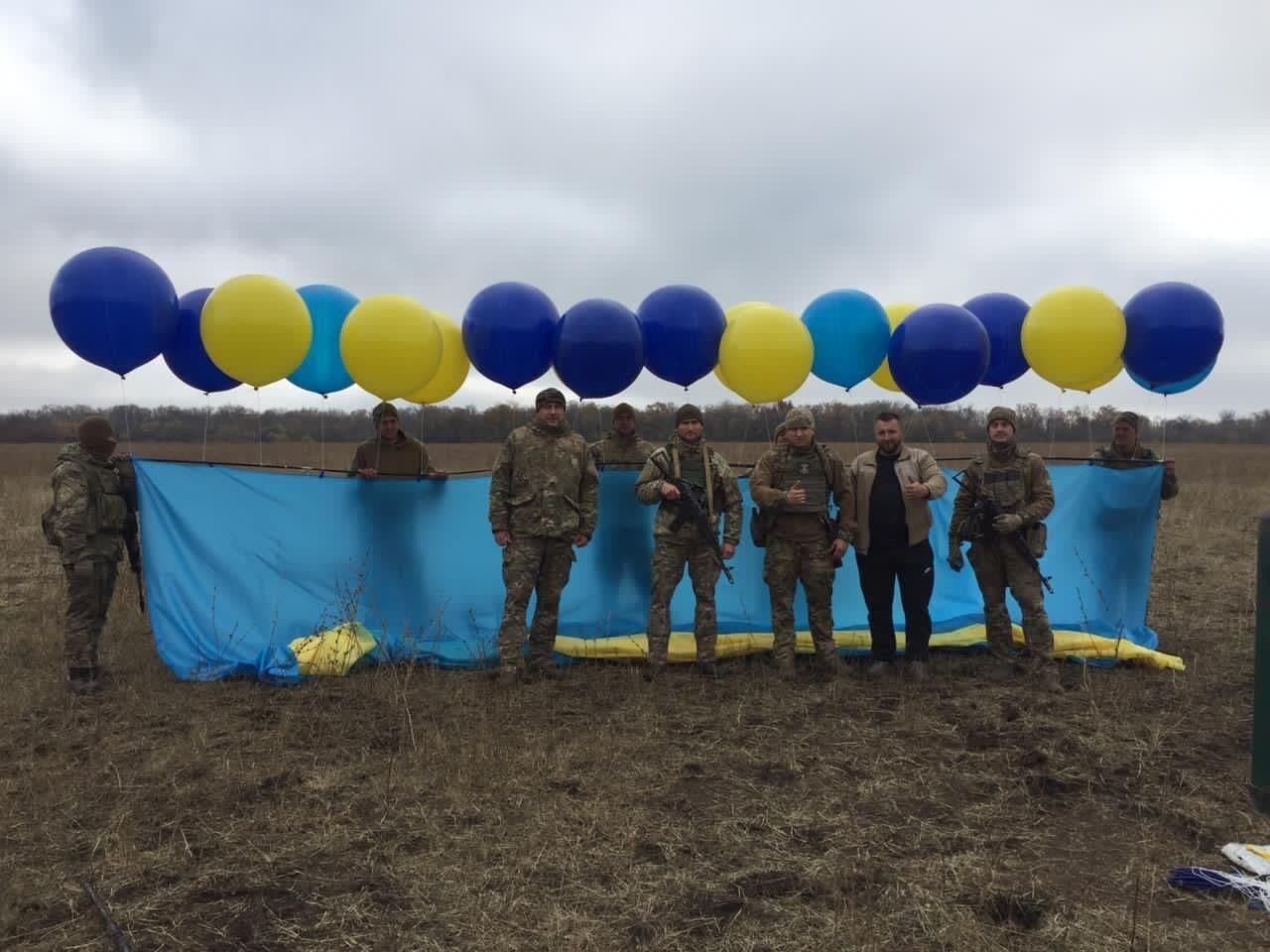 Защитники Украины на фоне флага, который полетел в Луганск.