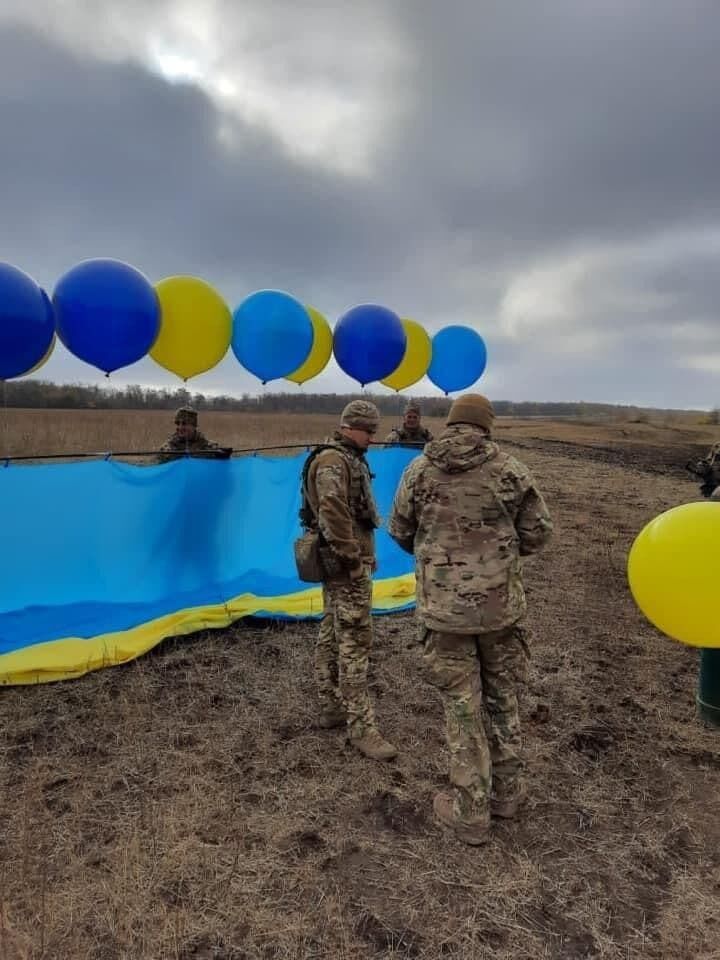 Из Золотого в Луганск по небу отправили большой флаг Украины.