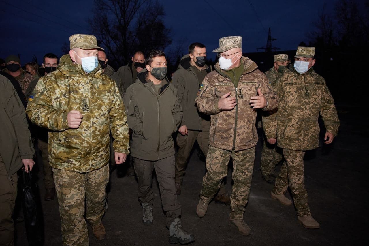 Зеленский в сопровождении военного руководства.