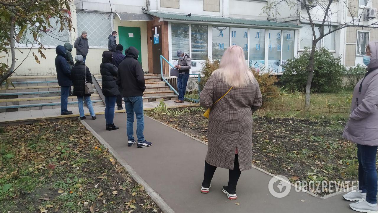 Переважно люди в черзі були в масках