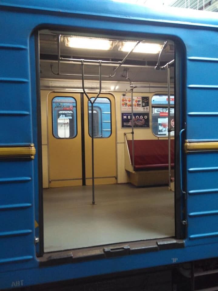 Вертикальные поручни появились в киевском метро