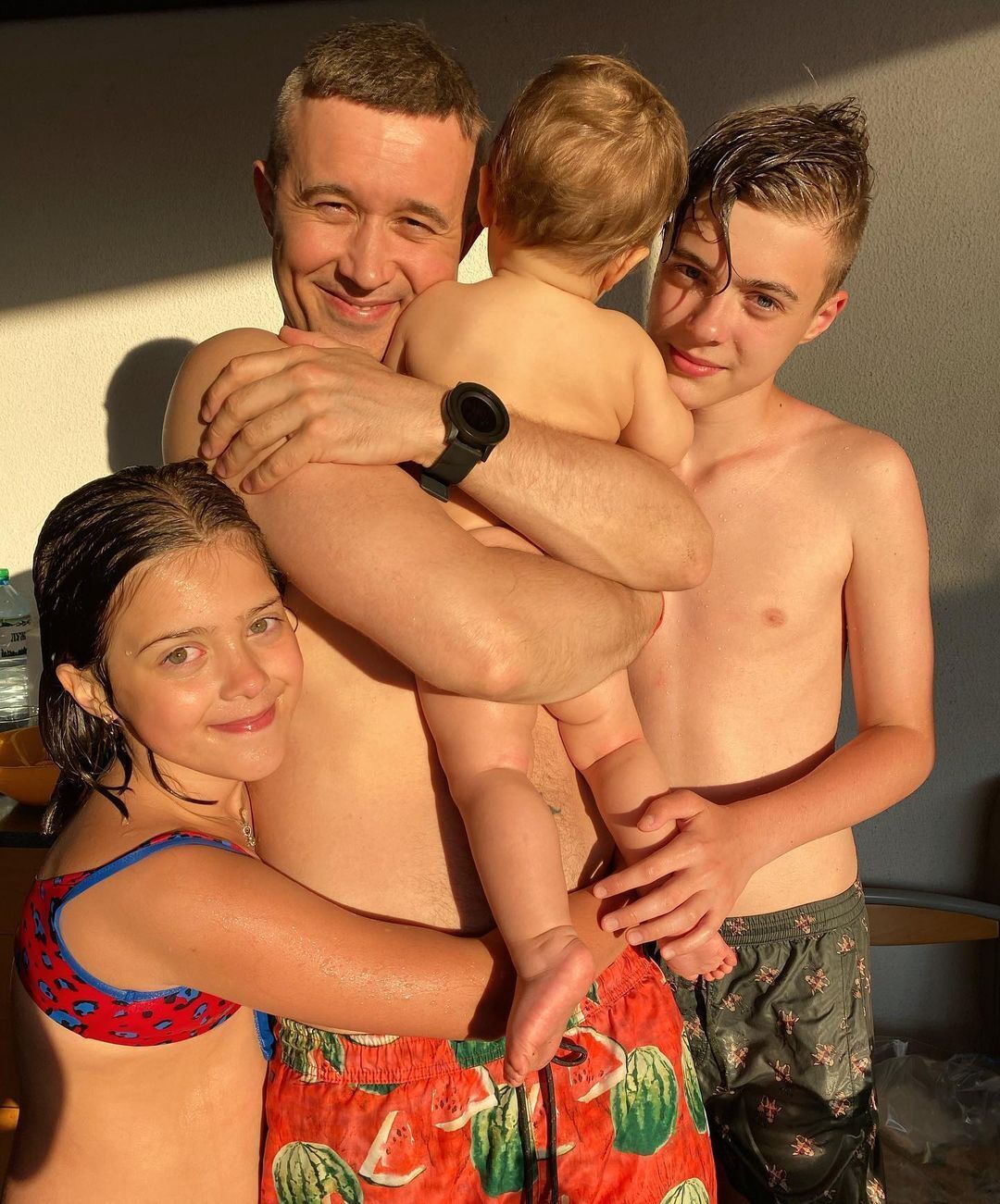 Сергей Бабкин с двумя сыновьями и дочерью Веселиной