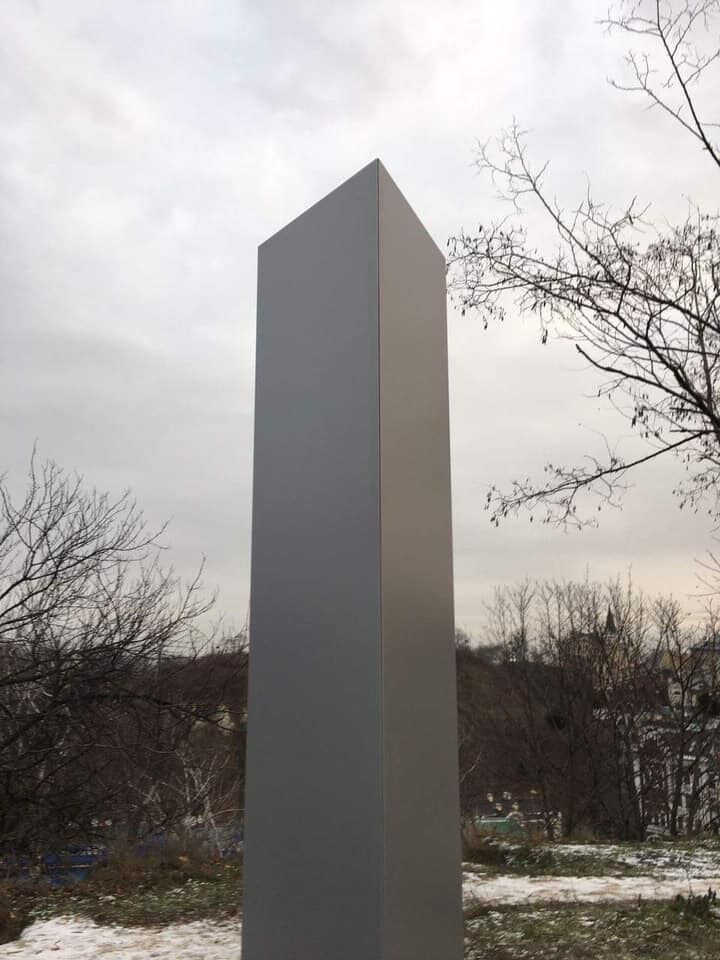 Монолит сделан из матового металла