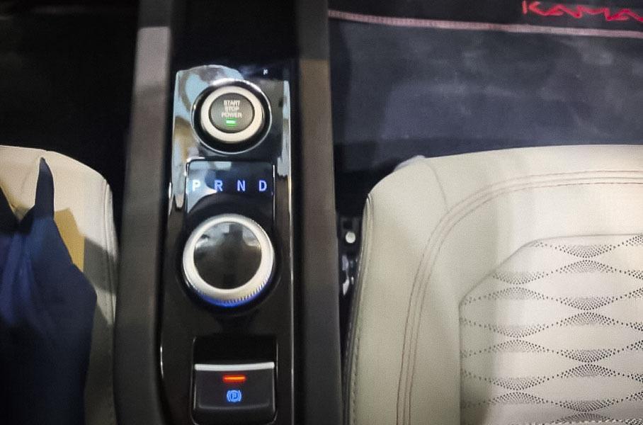 Видно, что в салоне использовались не особо качественные материалы отделки