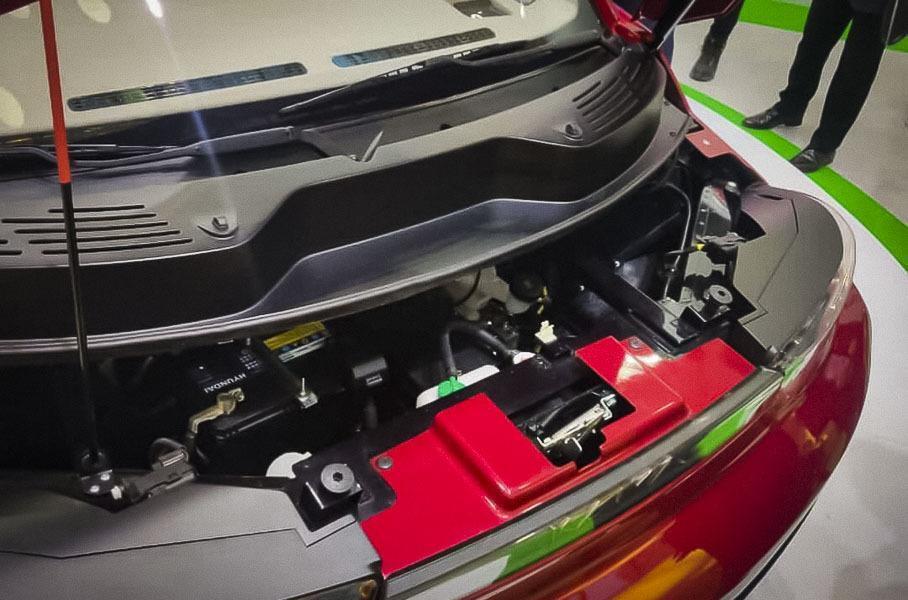 Капот у электрокара маленький, поскольку большая часть агрегатов спрятана в днище