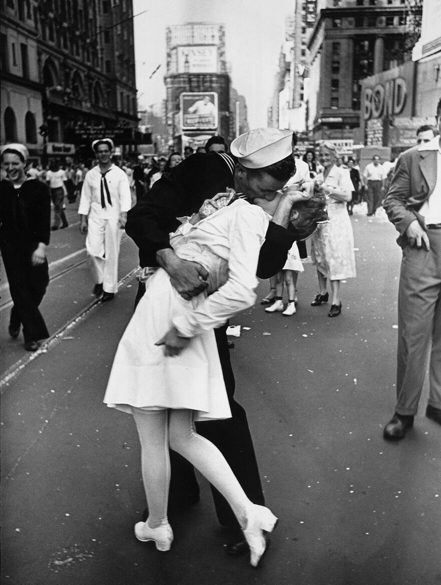 Матрос цілується з медсестрою на Таймз-сквер у Нью-Йорку. Це знакове фото, що символізує закінчення Другої світової війни, 1945 рік
