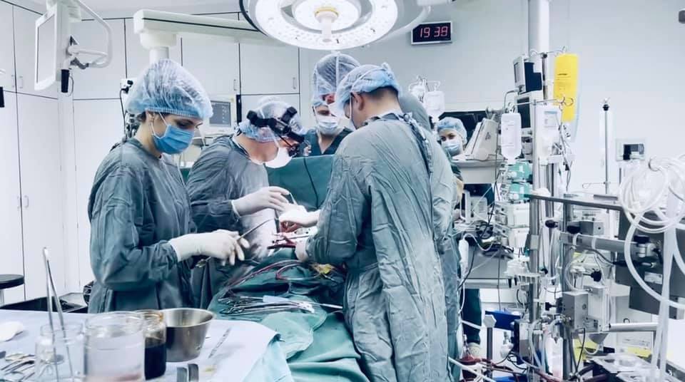 Лікарі проводять трансплантацію