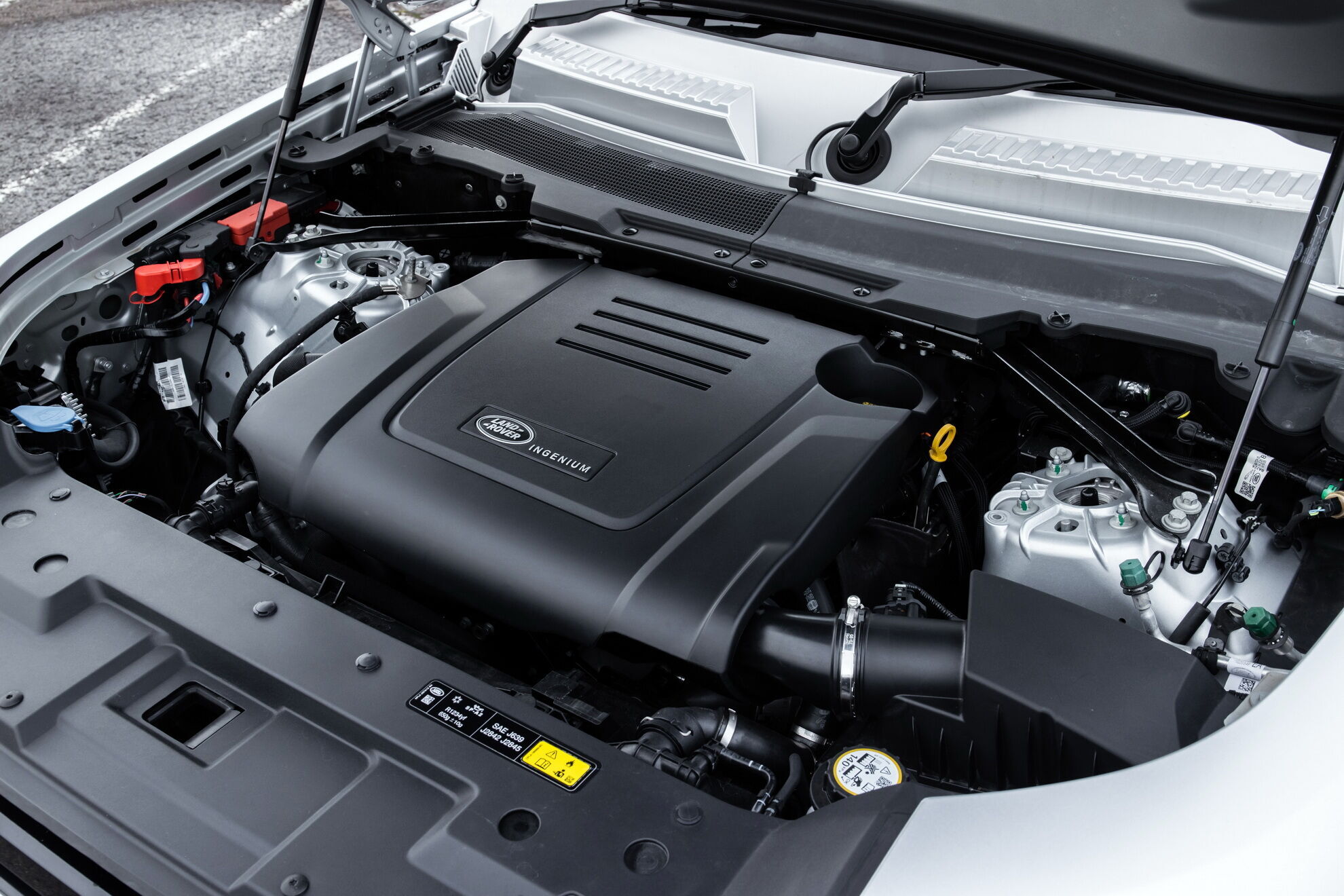 Отечественным покупателям Defender 90 будет предложен с бензиновыми и дизельными двигателями объемом 2 и 3 литра и мощностью от 200 до 300 л.с.