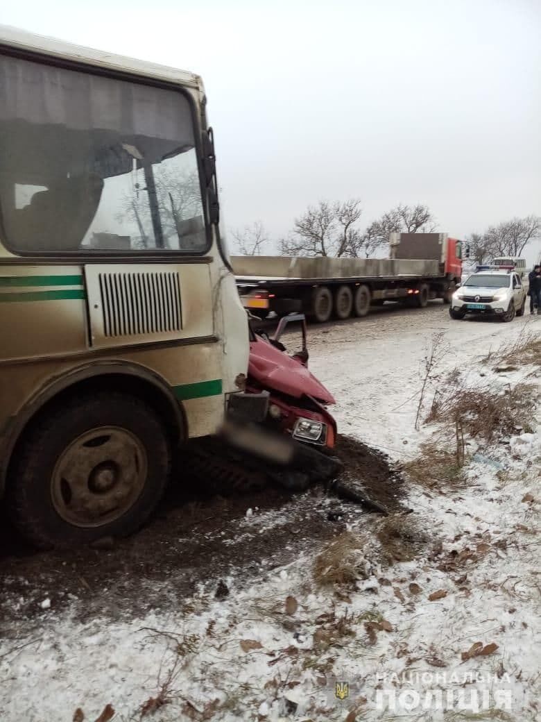 ВАЗ врізався в автобус