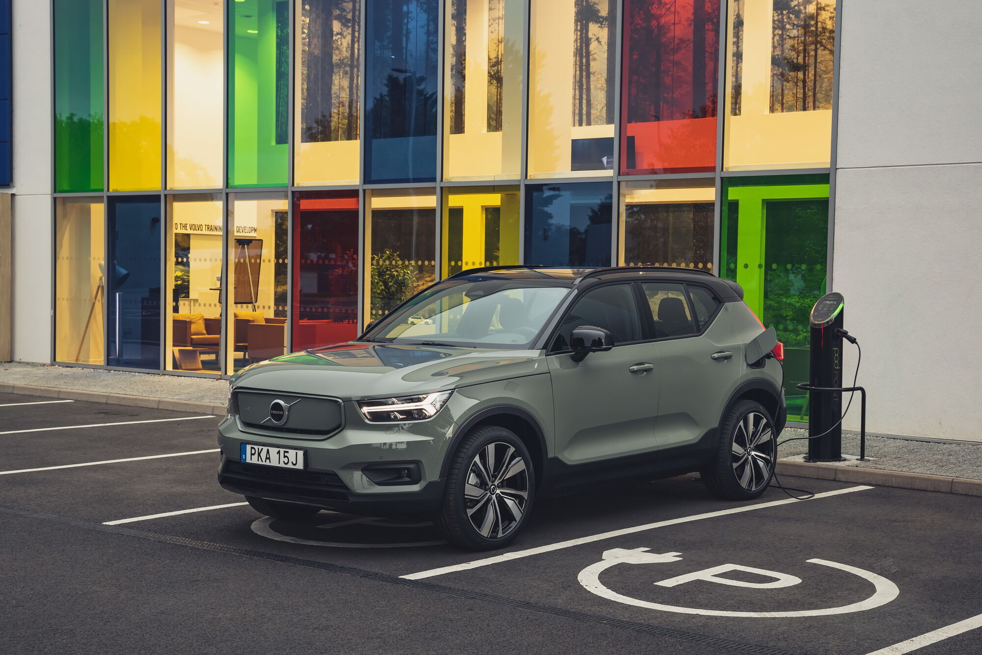 Цьогоріч компанія Volvo почала випуск електричного кросовера XC40 Recharge