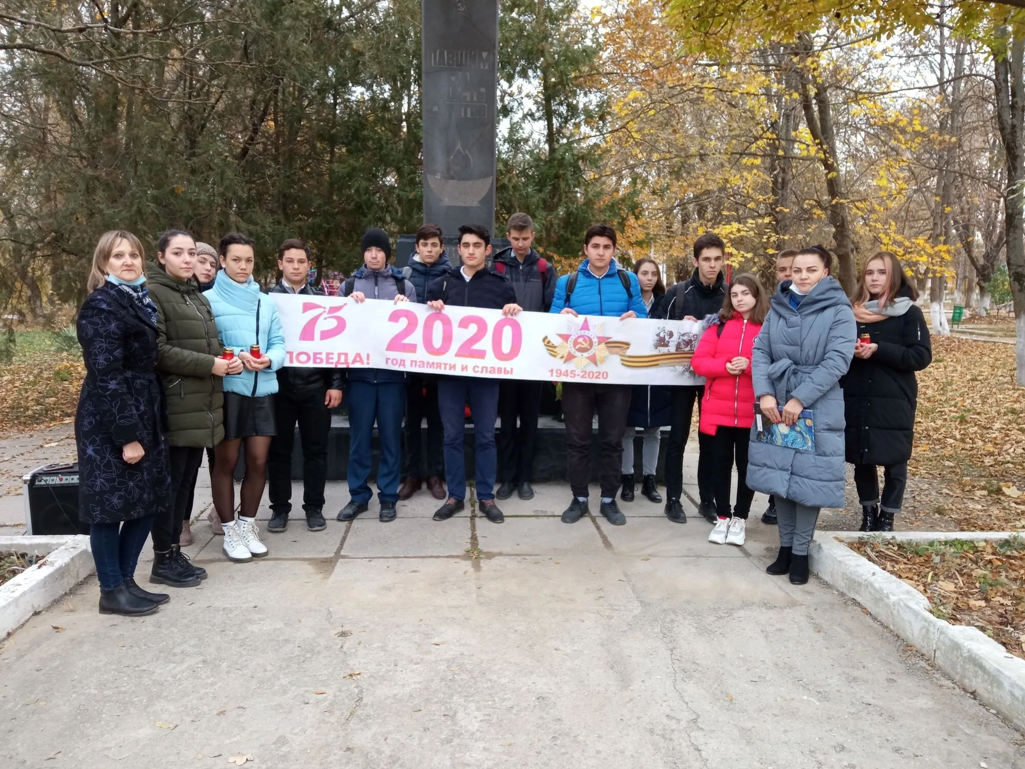 В Крыму школьники с цветами поклонялись "великой победе". Фото