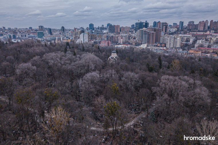 Вид на Байкове кладовище, частиною якого є київський крематорій