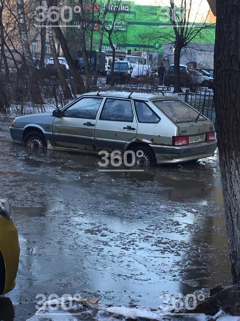 Из-за минусовой температуры вода сразу же превратилась в лед