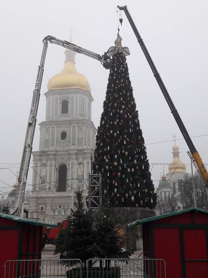 Демонтаж шляпы на елке в Киеве