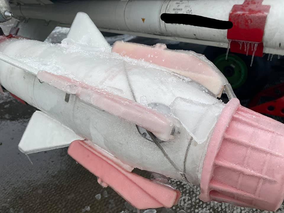 Товстий шар льоду покрив навіть ракети бойової авіації.