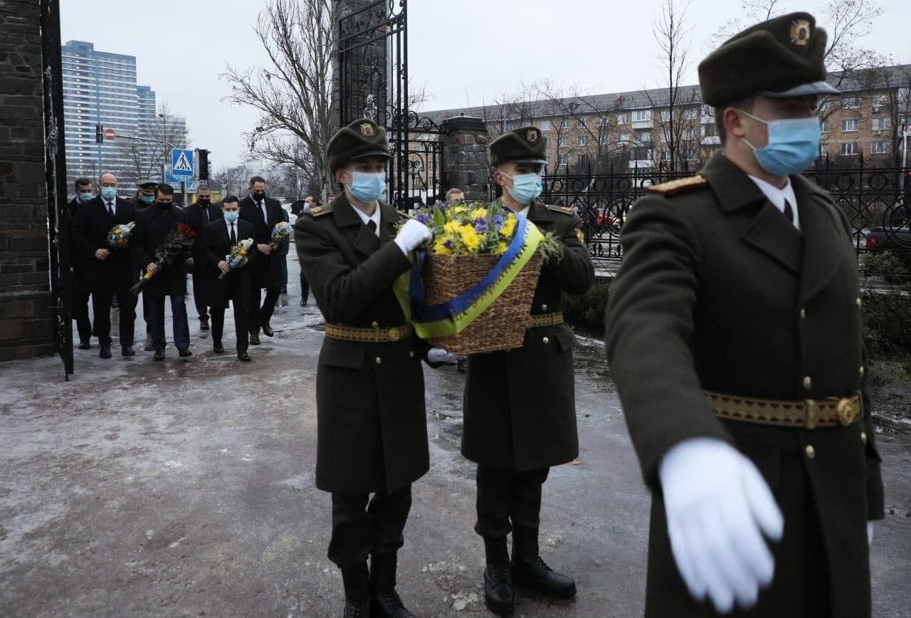 Політики поклали квіти до пам’ятного знака "Воїнам Чорнобиля"