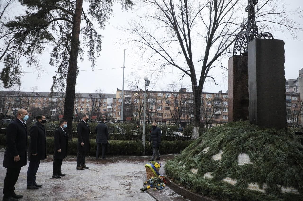 Вони поклали квіти до меморіального кургану "Героям Чорнобиля" у Києві