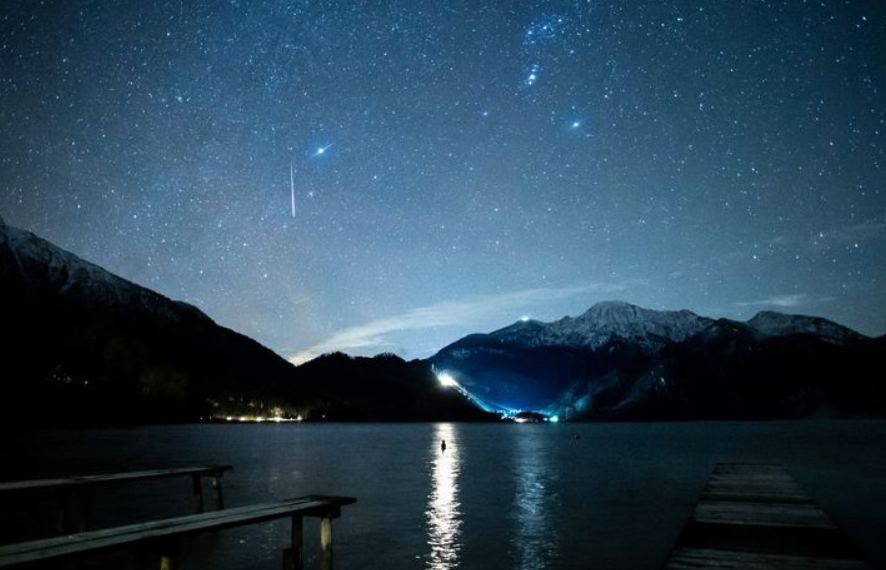 Метеорный поток Геминиды в звездном небе над Баварией, Германия