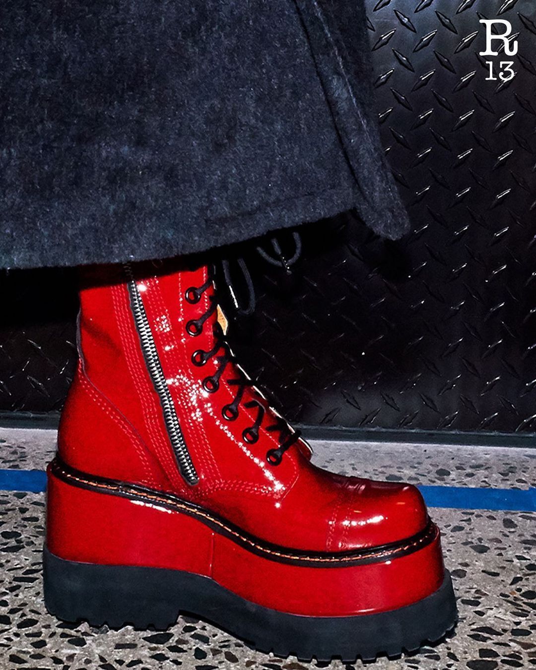 Красные грубые ботинки со шнуровкой на высокой подошве от R13.
