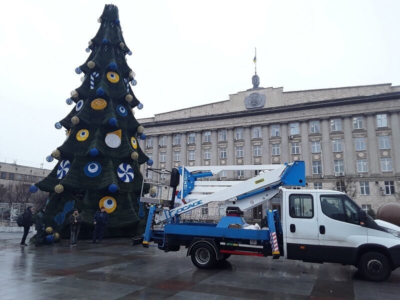 Робочі встановлюють декорації