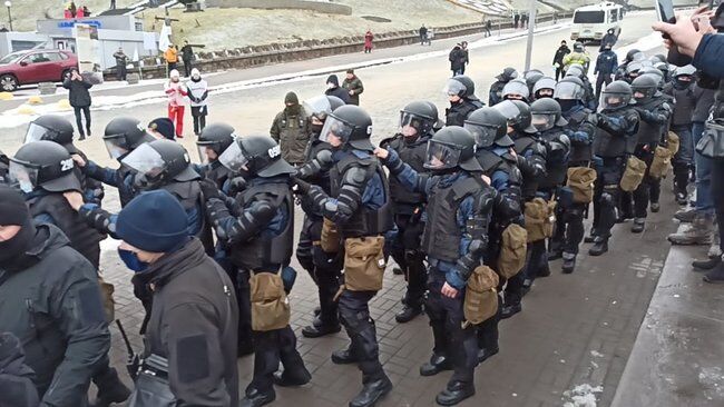 На Майдані відбулися зіткнення: у хід пішли димові шашки і газ
