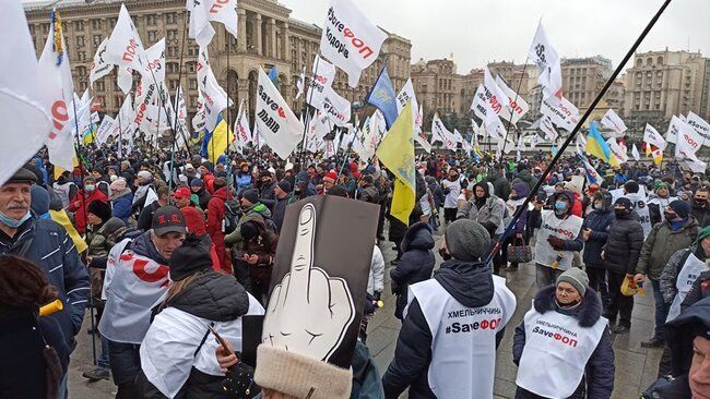 На Майдане произошли столкновения: в ход пошли дымовые шашки и газ