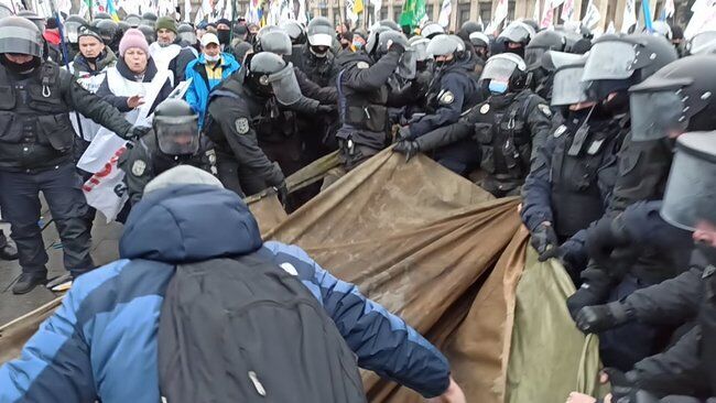 На Майдані відбулися зіткнення: у хід пішли димові шашки і газ