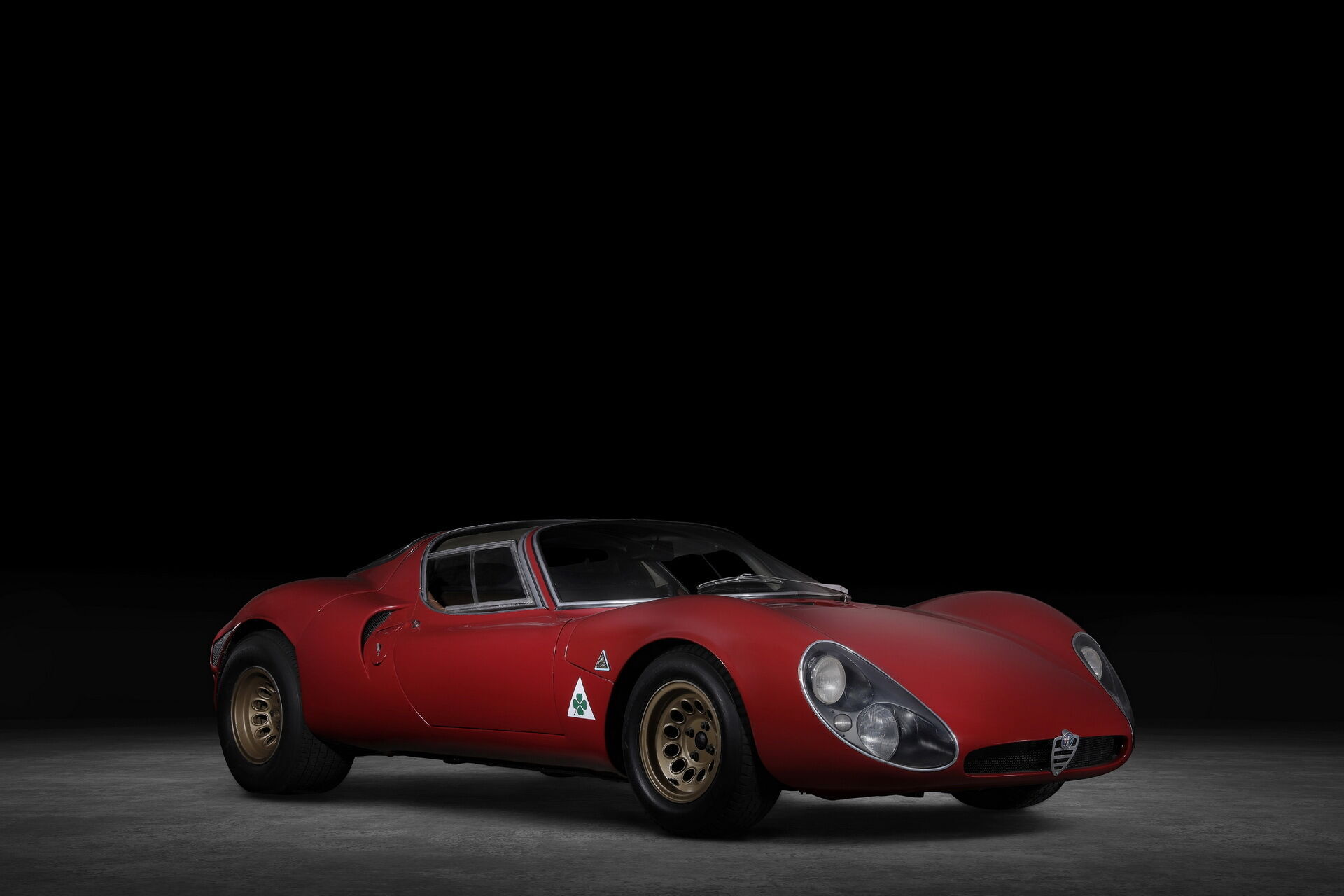 Облик Alfa Romeo 33 Stradale создал талантливый дизайнер Франко Скальоне