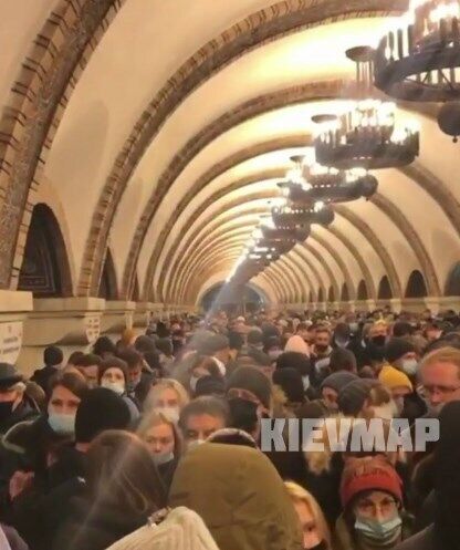У метро Києва утворилася штовханина.